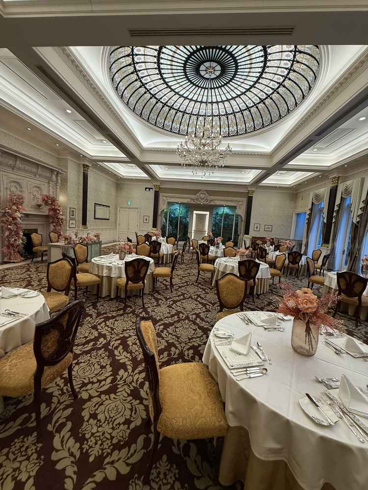 披露宴会場です。とても広くゆとりがありシャンデリアも綺麗で雰囲気抜群でした。