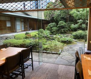 披露宴会場の雲海の写真。庭園と控室付きで、貸切とのことです。