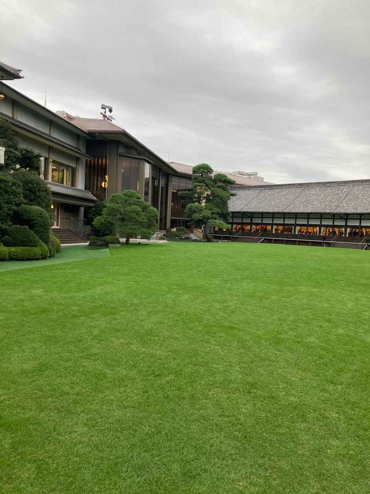 写真撮影も可能なお庭。かなり広く、電柱などが見えないつくりになっていました。