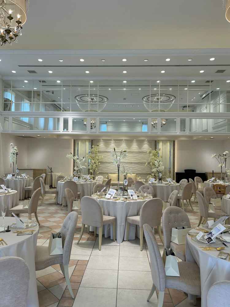 装花次第やテーブルコーディネート次第で印象を変えられる披露宴会場ヴィラ アジュール