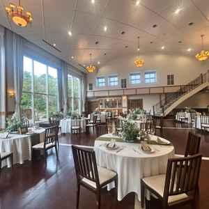 森の方の披露宴会場。シックな木目調で統一されていてとても落ち着くような場所でした。