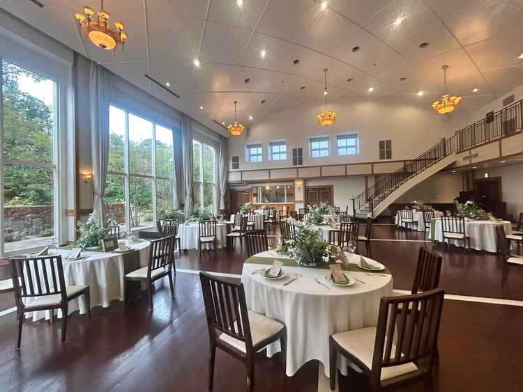 森の方の披露宴会場。シックな木目調で統一されていてとても落ち着くような場所でした。