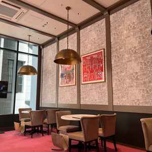 ウェディングフェアや打ち合わせは、式場と会場が異なり、ビルの2階にある。打ち合わせで見慣れないため。