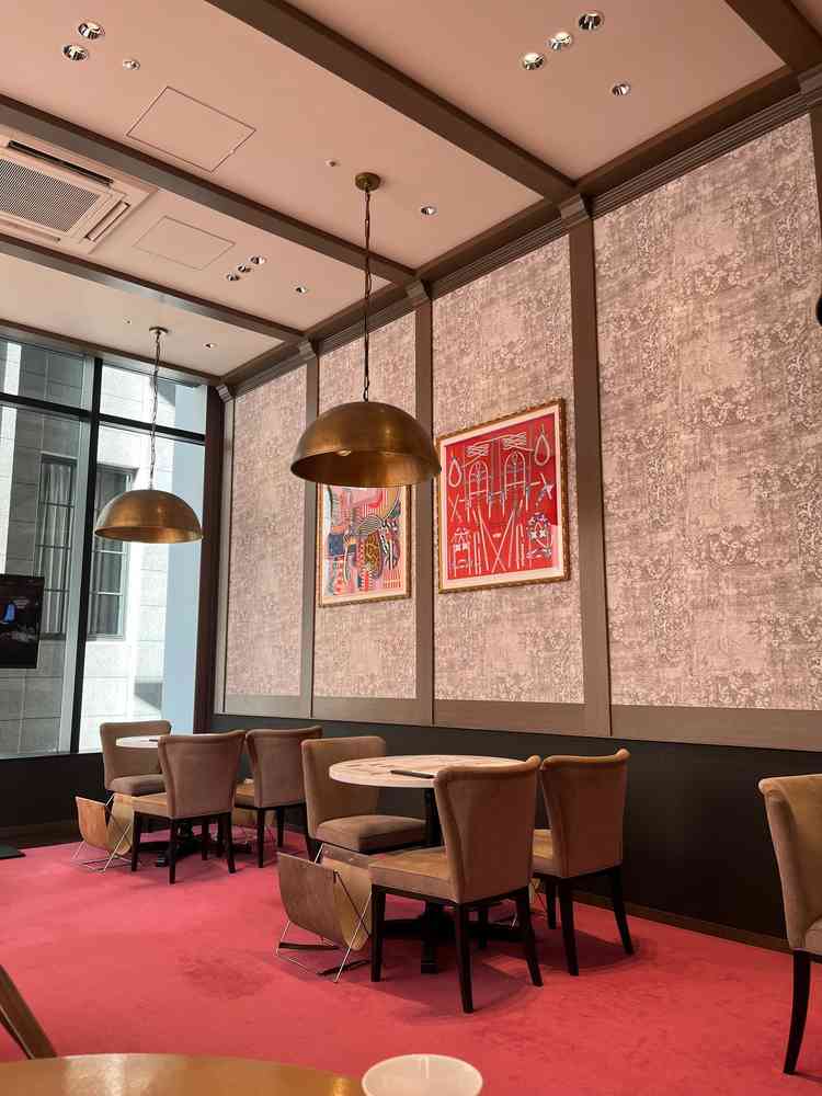 ウェディングフェアや打ち合わせは、式場と会場が異なり、ビルの2階にある。打ち合わせで見慣れないため。