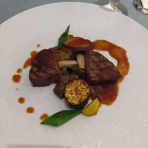 肉料理は、やや値段の張るコースで使用されているものとのことでした。