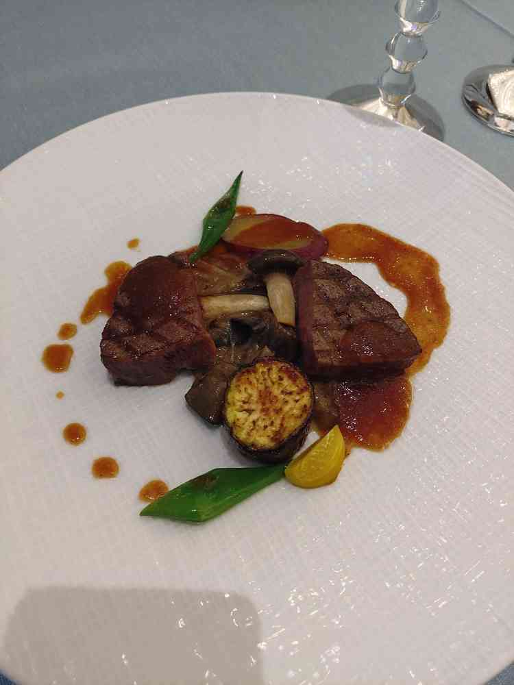 肉料理は、やや値段の張るコースで使用されているものとのことでした。