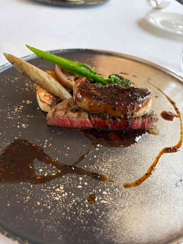 お肉もファグラも美味しくそこにかかっているソースも濃厚で美味しく驚きました。