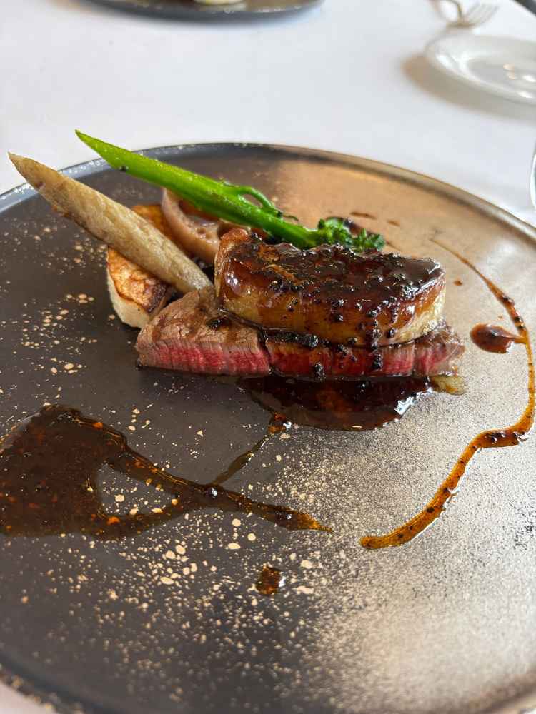 お肉もファグラも美味しくそこにかかっているソースも濃厚で美味しく驚きました。