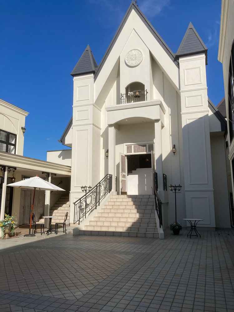 チャペルの外装。見学時、挙式がありフラワーシャワーを行なっておりとても映えていました。