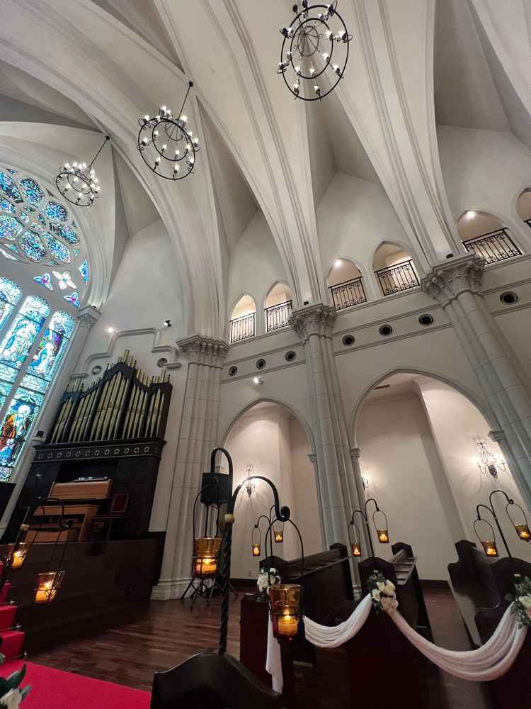 天井が高く開放感があり、拍手や声が綺麗に反響される