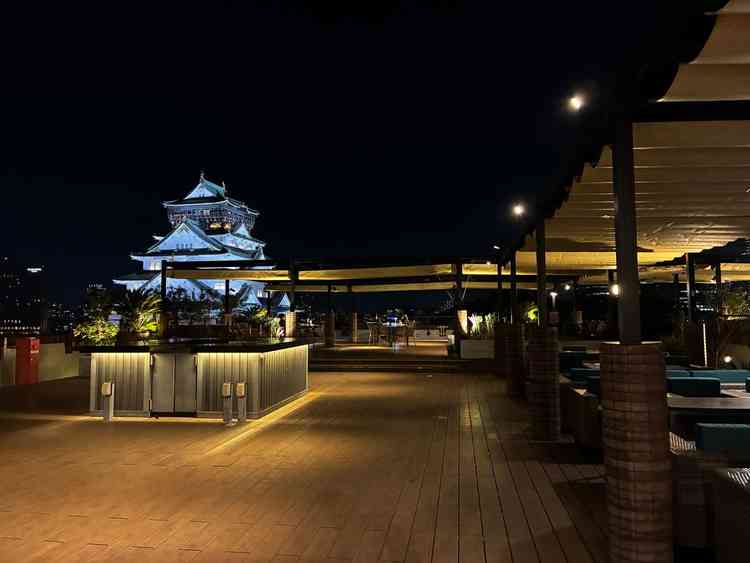 夜の屋上の景色