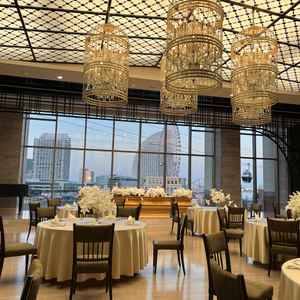 披露宴会場の1つ。シャンデリア×鳥籠でオシャレな雰囲気。