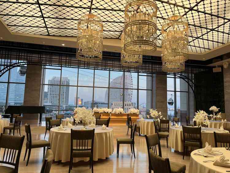 披露宴会場の1つ。シャンデリア×鳥籠でオシャレな雰囲気。