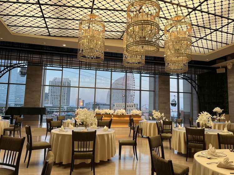 披露宴会場の1つ。シャンデリア×鳥籠でオシャレな雰囲気。