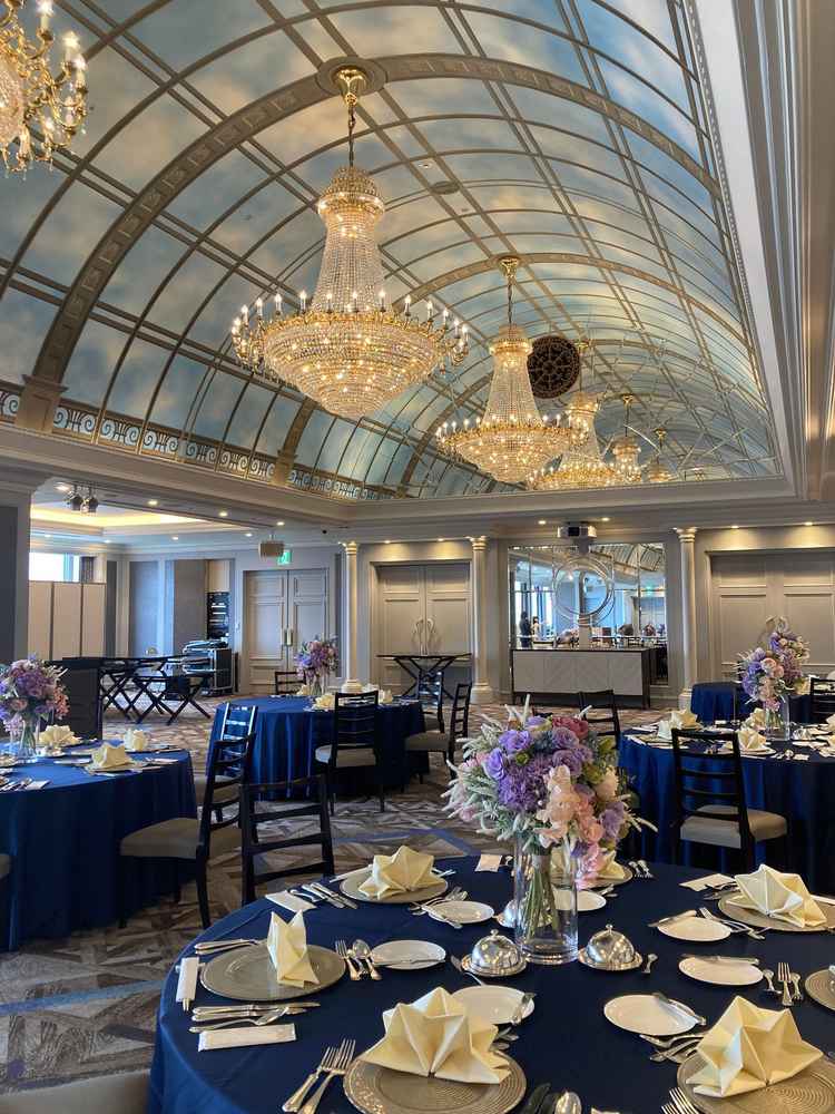 他では見たことがない、特徴的な天井が目を引く披露宴会場でした。