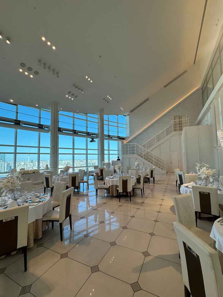 披露宴会場の天井がとにかく高くて、開放感、のびのびした感じがしました。