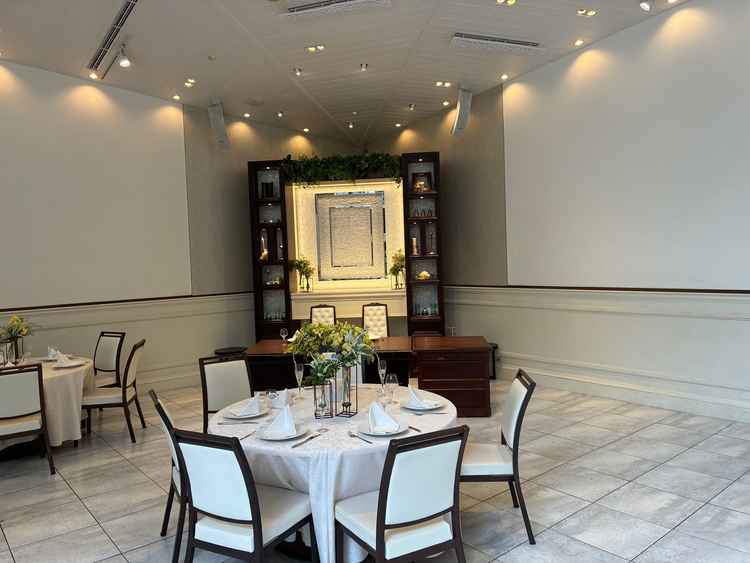 ガーデン横の披露宴会場。天井が高くて良い。