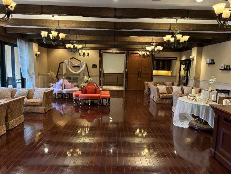 椅子や照明がおしゃれな雰囲気が良い広間