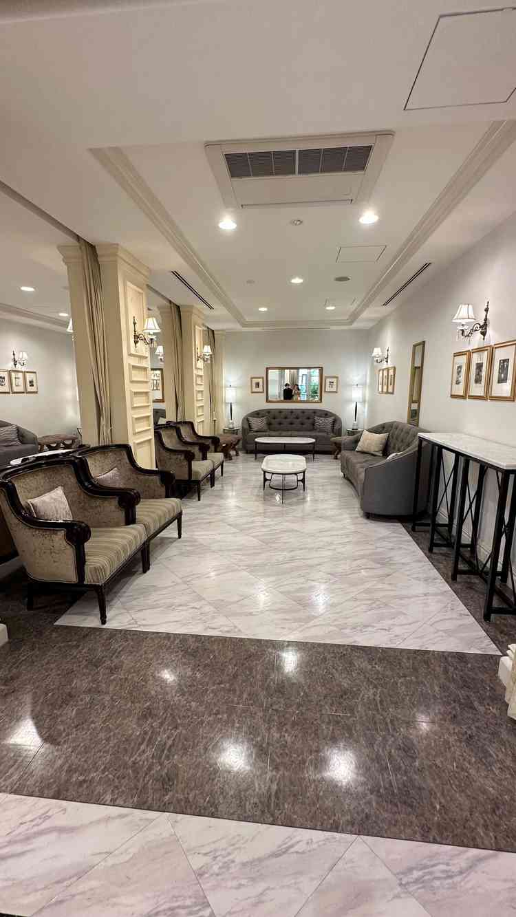 親族控室です。両家ともに同じ空間で過ごしたり、カーテンで仕切って別々のお部屋にする事も可能です。