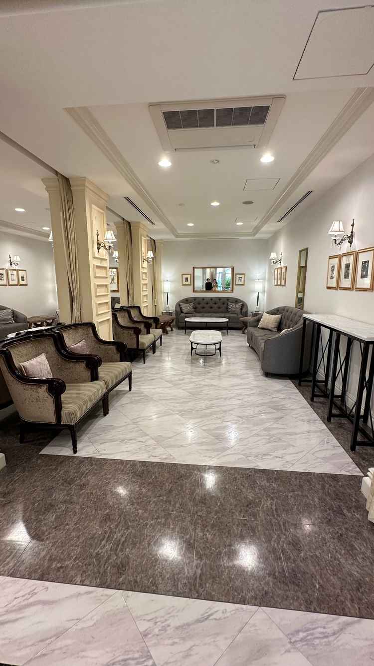 親族控室です。両家ともに同じ空間で過ごしたり、カーテンで仕切って別々のお部屋にする事も可能です。