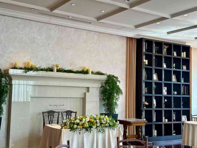 装飾と落ち着いた壁面が印象的な空間でした。