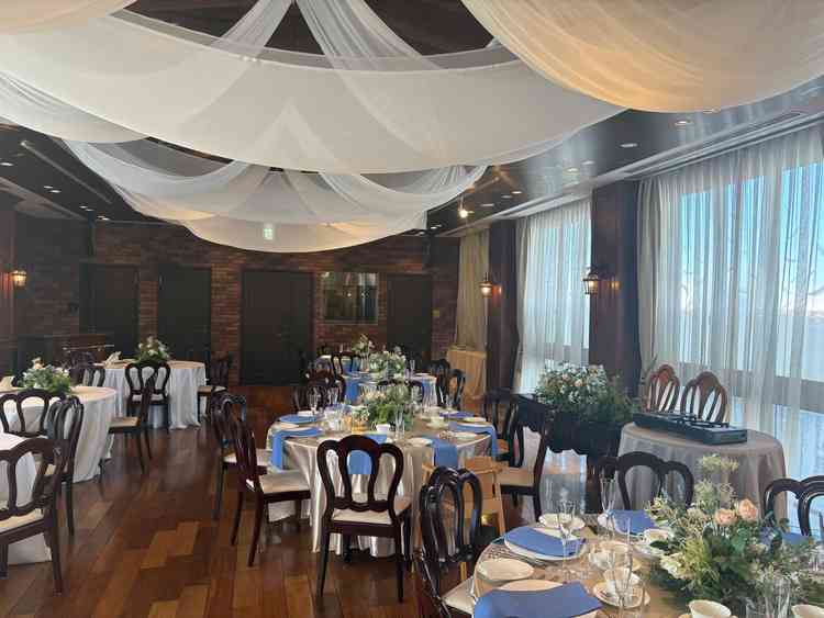 披露宴会場が赤レンガとのクラシックな雰囲気と大きな窓ガラスがあり明るく過ごしやすい