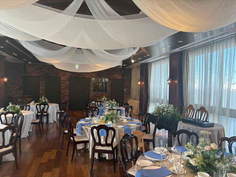 披露宴会場が赤レンガとのクラシックな雰囲気と大きな窓ガラスがあり明るく過ごしやすい