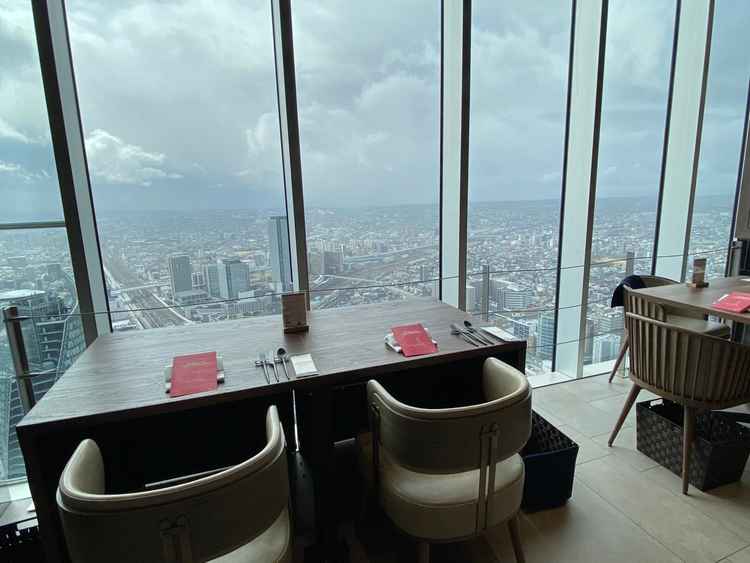 披露宴会場から見下ろすことができる名古屋の街。夜景も綺麗に見えそう。