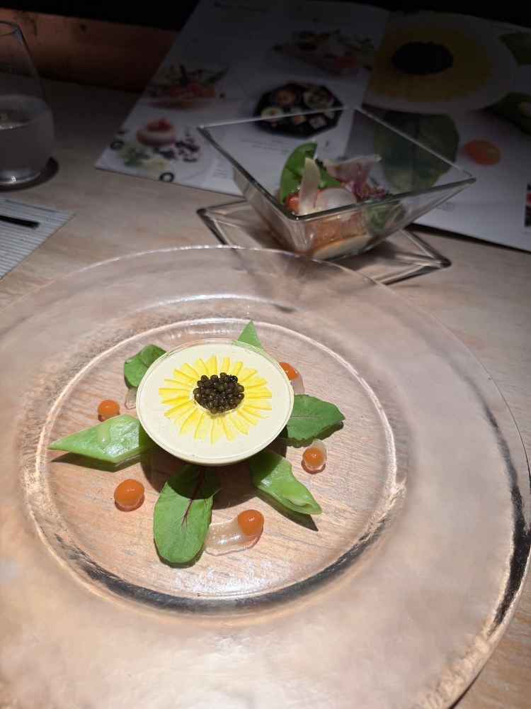 ひまわりをイメージした前菜。シェフが料理の説明をしてくれ、味の美味しさ以外に目で楽しむこともできた。