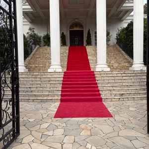 チャペルまでの階段。フラワーシャワーもできるとのこと