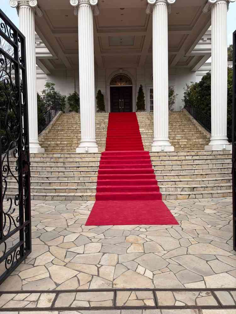 チャペルまでの階段。フラワーシャワーもできるとのこと