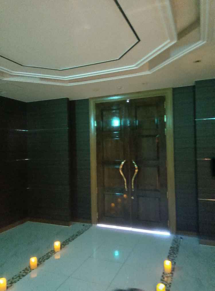 ドアオープン前のこのキャンドルから、緊張感が伝わってくると思います。フルで扉が閉まれば残された光り。