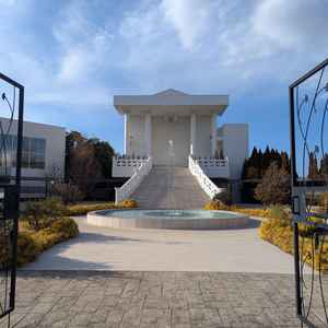 チャペルの外の白い大きな階段です。青い空に映えます。噴水も綺麗でした。