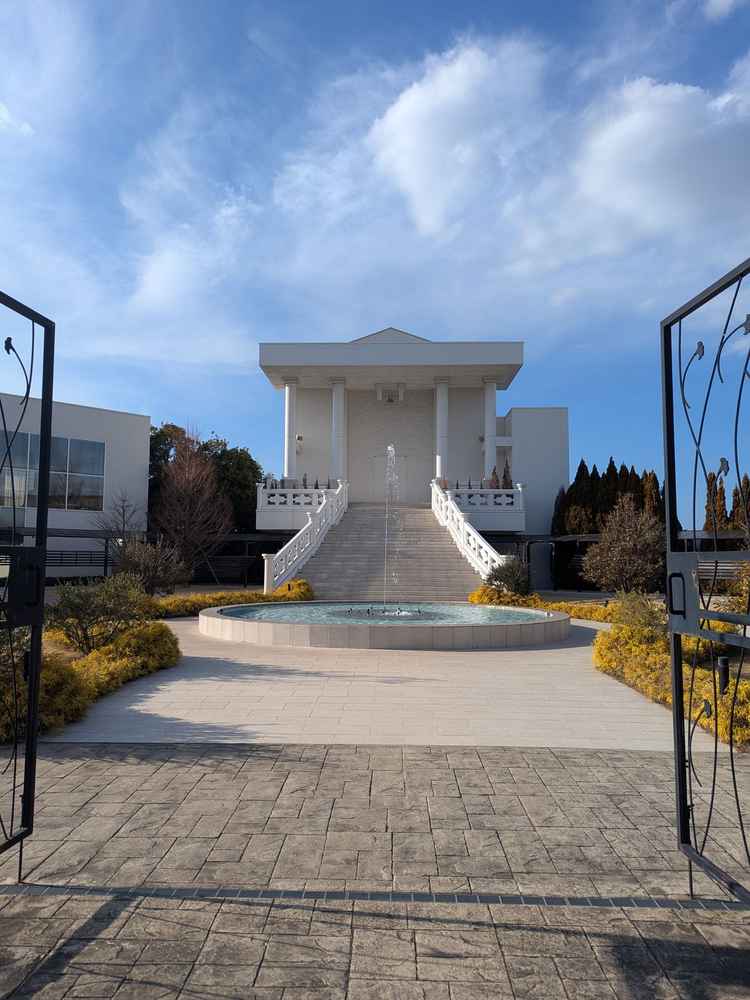 チャペルの外の白い大きな階段です。青い空に映えます。噴水も綺麗でした。