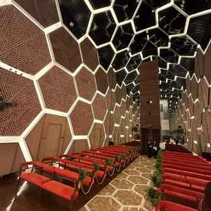 赤レンガをモチーフにしたチャペルが横浜を感じられてとても良かった。滝の音がある点も珍しくて面白かった