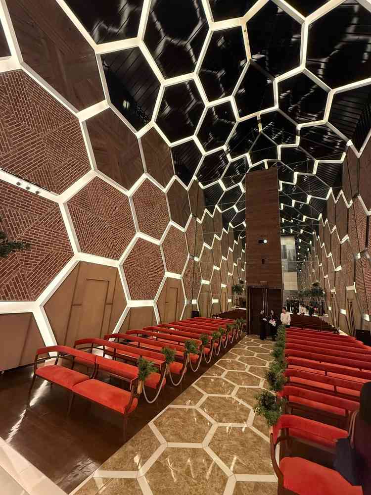 赤レンガをモチーフにしたチャペルが横浜を感じられてとても良かった。滝の音がある点も珍しくて面白かった