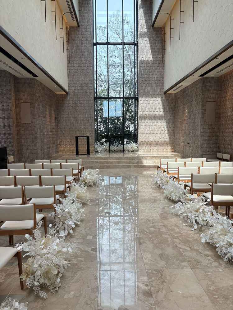 白を基調とした豪華なチャペルです。一面が白色でおしゃれでした。