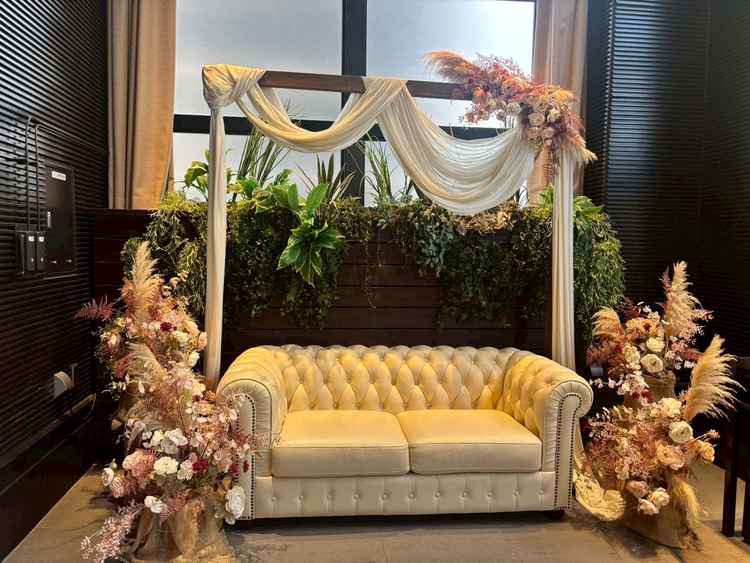 ソファ。ゲストと写真の撮れるスペースが可愛い。