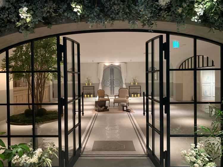 入り口です。エレベーターを出てすぐに広がる光景でとても雰囲気がよかったです。