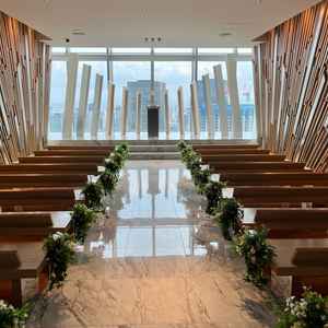 天空のチャペルは圧巻です。オブジェが美しく、横の木目のデザインも素敵でした。