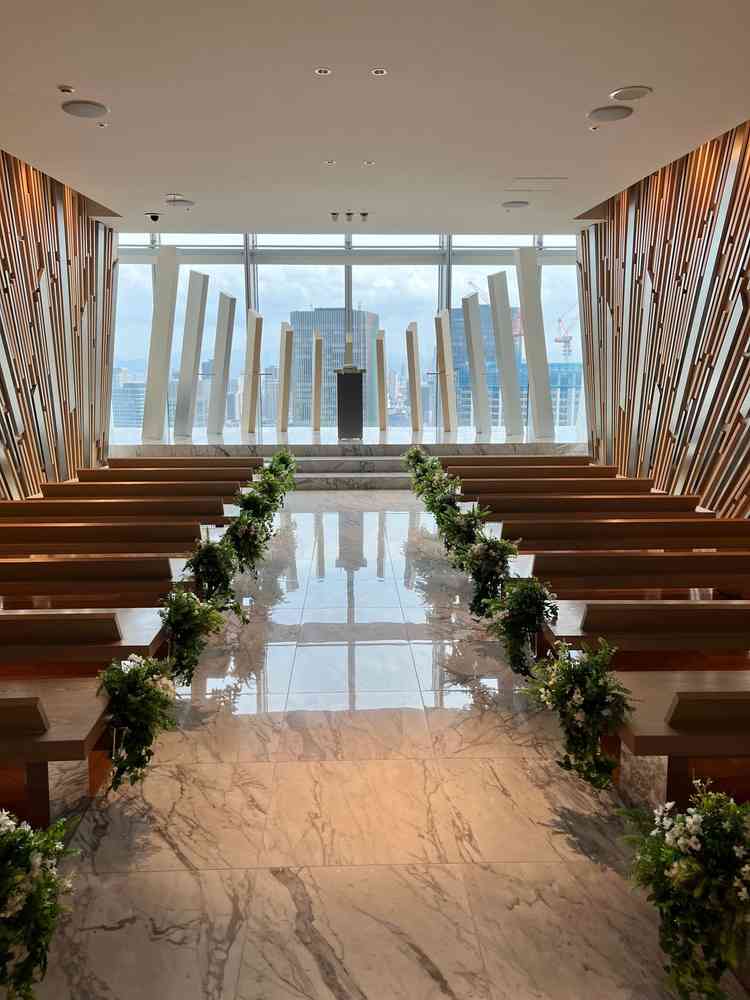 天空のチャペルは圧巻です。オブジェが美しく、横の木目のデザインも素敵でした。