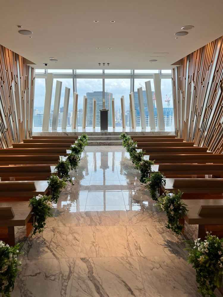 天空のチャペルは圧巻です。オブジェが美しく、横の木目のデザインも素敵でした。