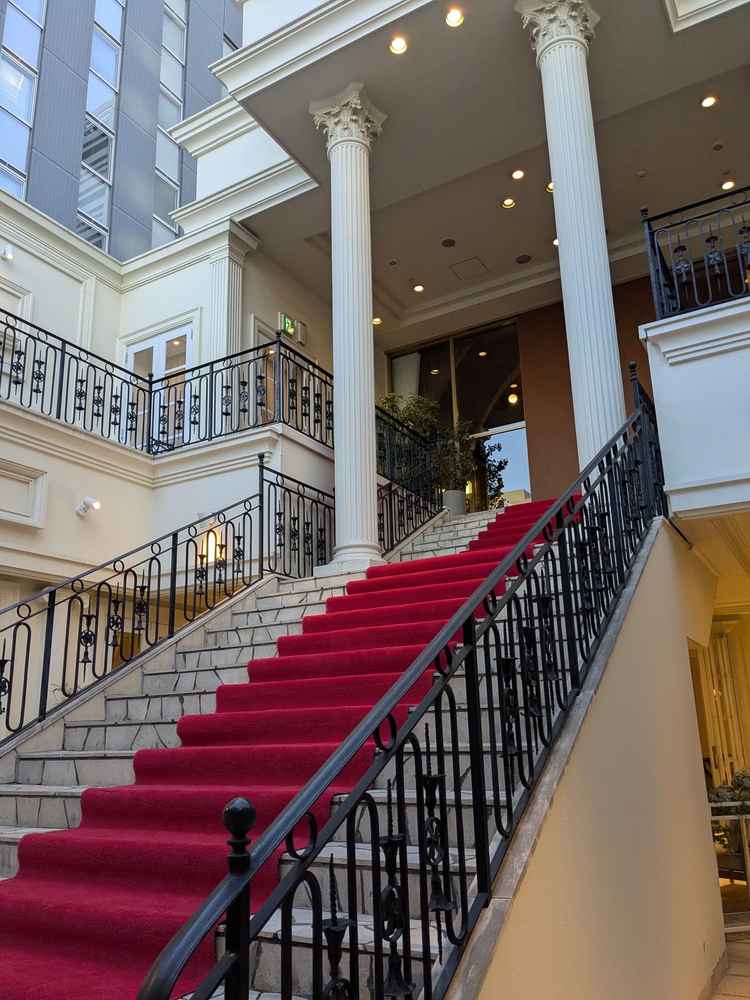 チャペルの入り口の階段が素敵でした。階段は中庭になっていて、外から見えないのがよかったです。