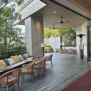 2つ目におすすめされた披露宴会場のテラスです。こちらの方が自然光が差し込みやすいようでした。