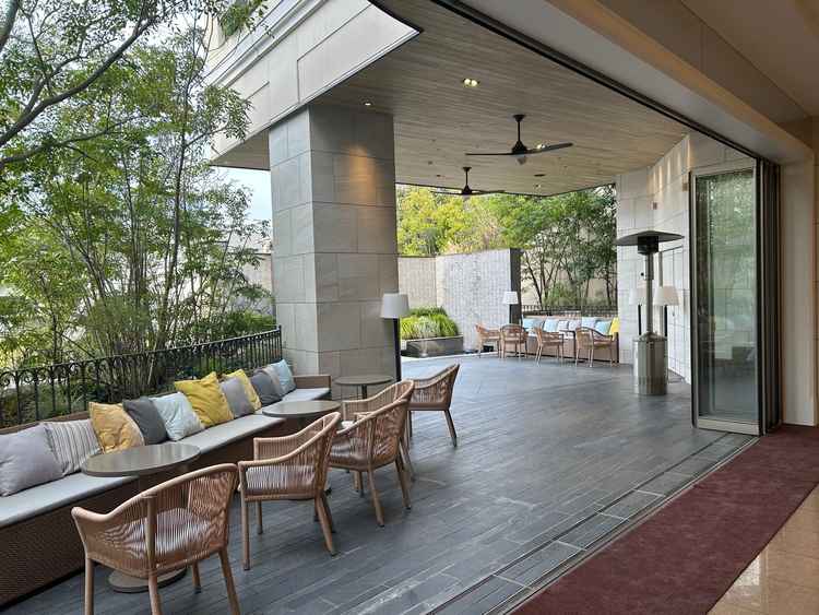 2つ目におすすめされた披露宴会場のテラスです。こちらの方が自然光が差し込みやすいようでした。