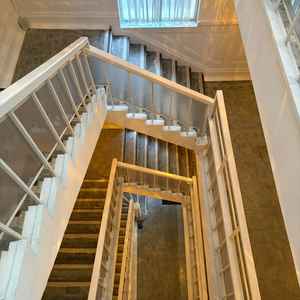 床がコンクリートのクラシカルな螺旋階段