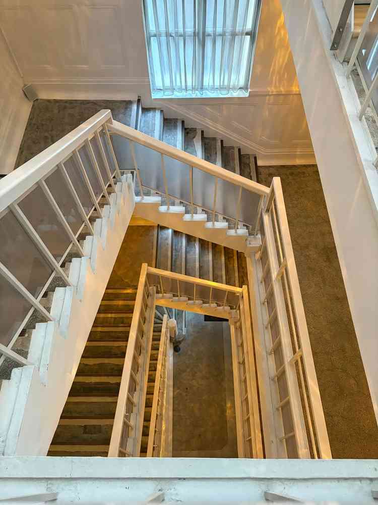 床がコンクリートのクラシカルな螺旋階段