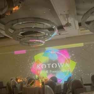 披露宴会場にて、新郎新婦が登場する際のプロジェクションマッピングの様子。