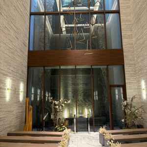 滝が流れているところが幻想的で天候に左右されないところも良いと思いました。