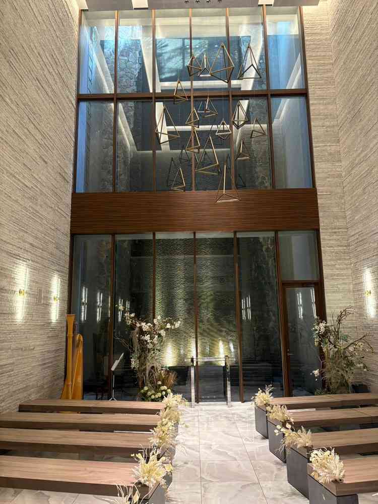 滝が流れているところが幻想的で天候に左右されないところも良いと思いました。